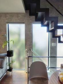 おしゃれな階段間仕切りで夏も冬も快適！目隠し効果でプライバシーと開放感を両立　目黒区W様邸